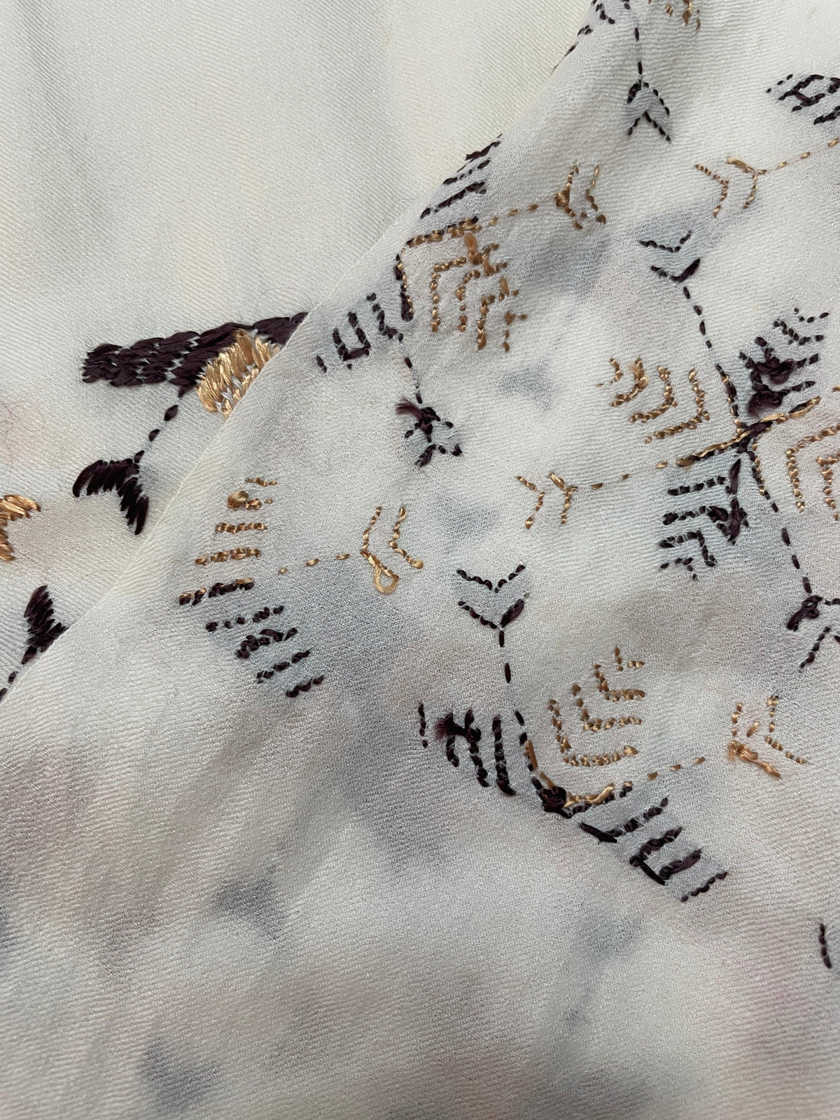 The Amritsar Store Phulkari Hand-Embroidered Cream Stole with geometric Pattern - The Amritsar Store