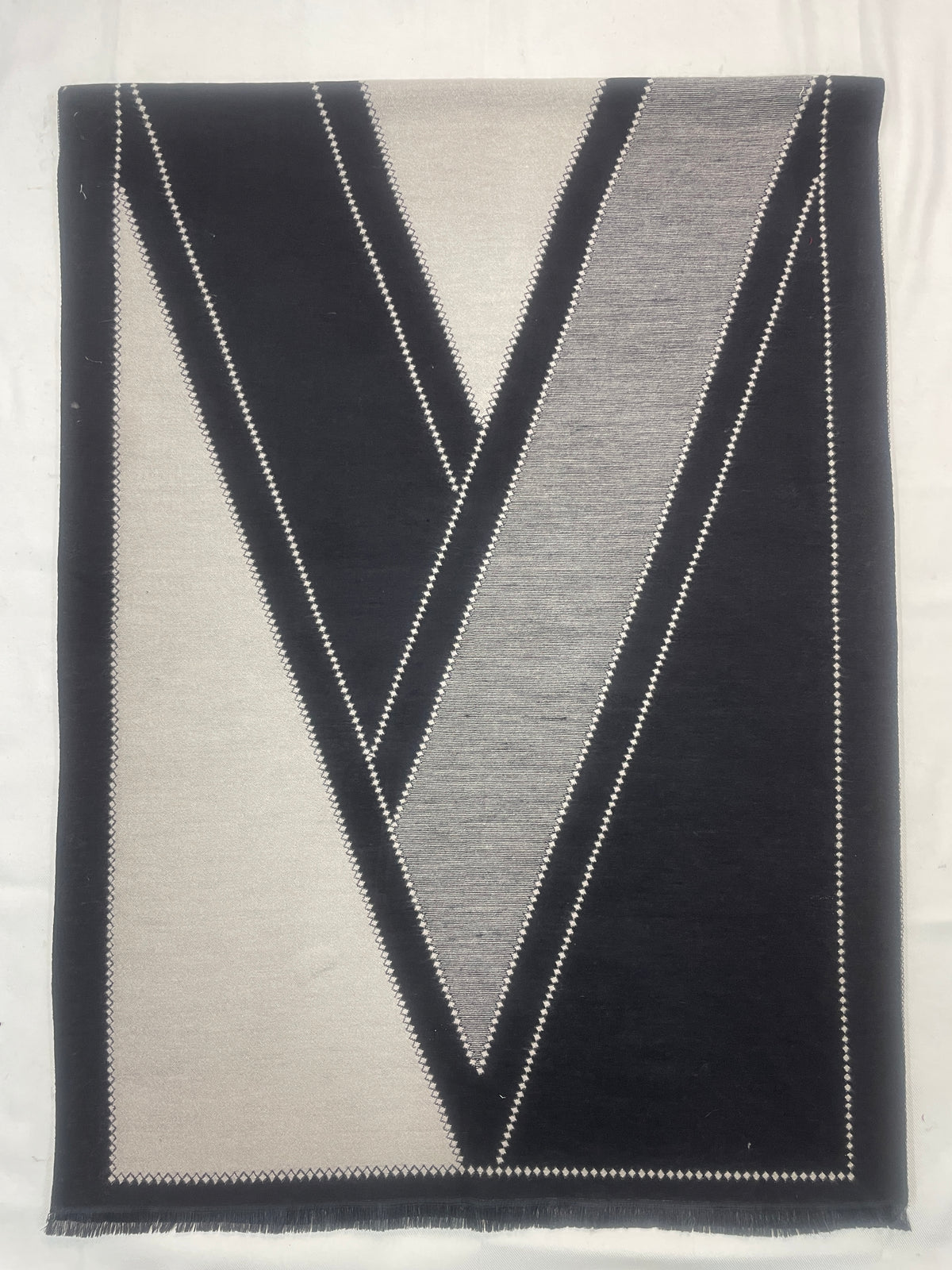 Elegant Two-Tone Scarf with Graphic V Pattern (Reversible)