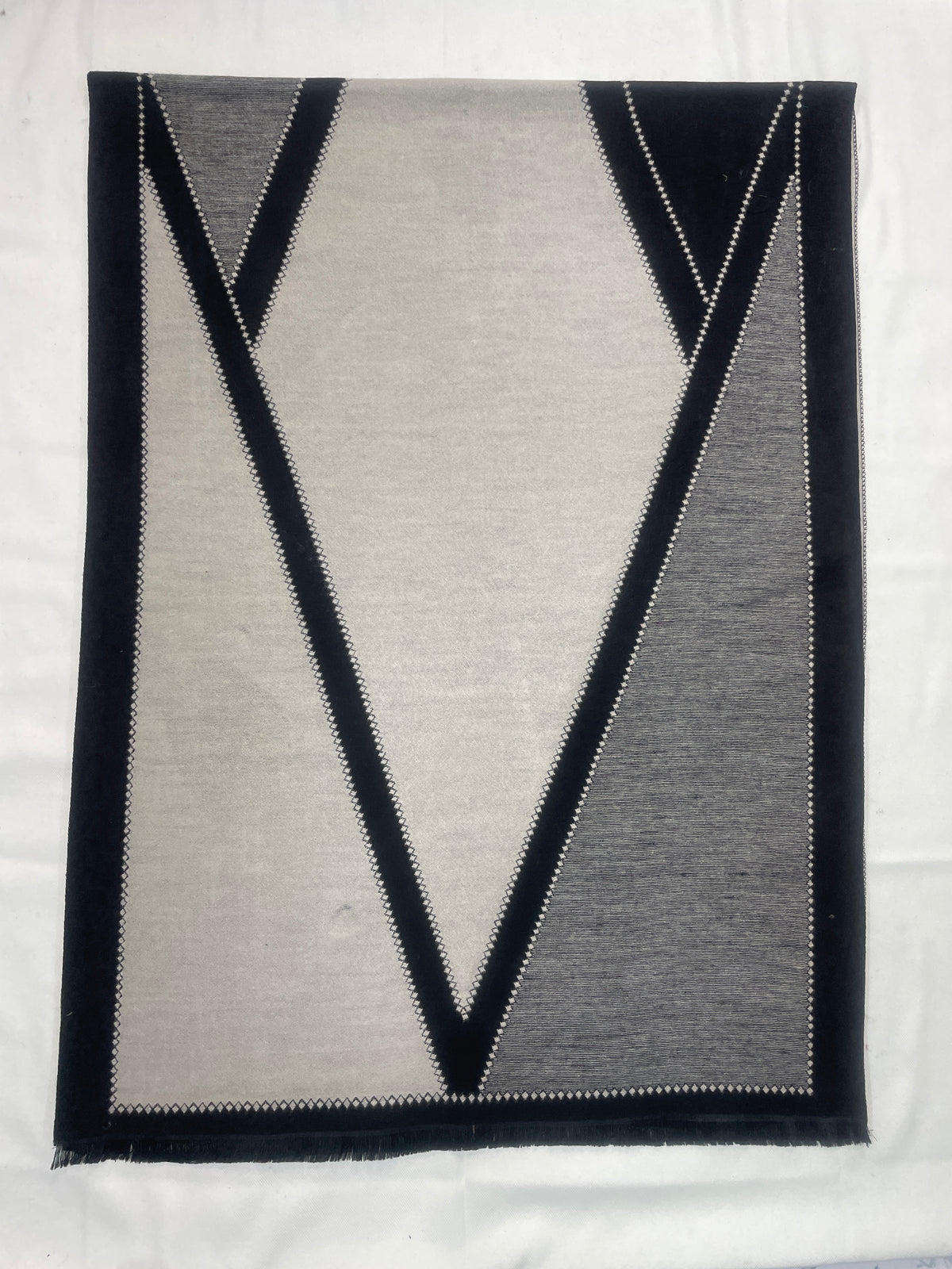 Elegant Two-Tone Scarf with Graphic V Pattern (Reversible)