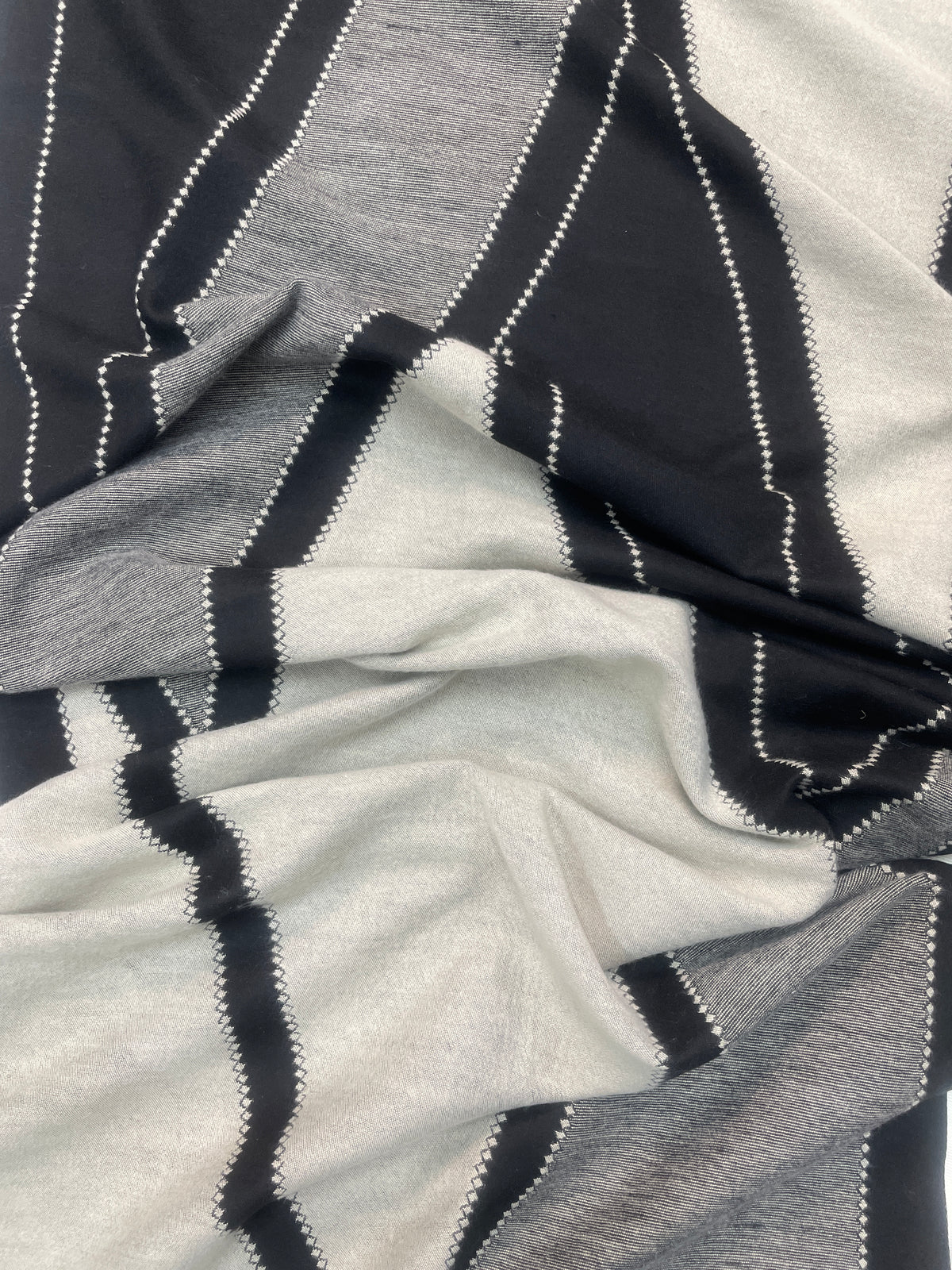 Elegant Two-Tone Scarf with Graphic V Pattern (Reversible)